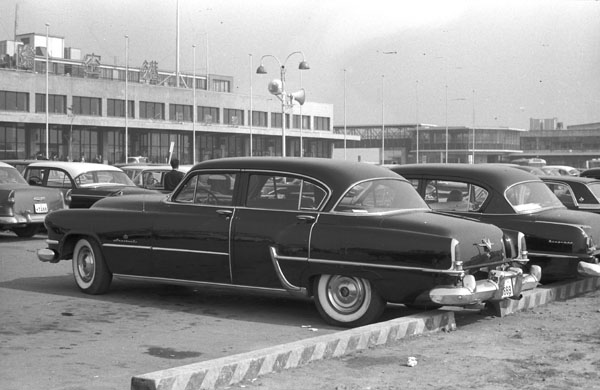 54-1c (078-24)b1954 Chrysler Custom Imperial 4dr.Sedan.jpg